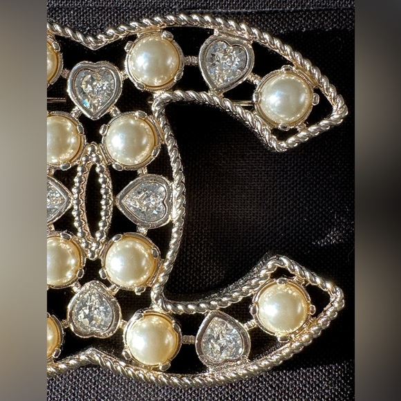 2022S CHANEL LARGE RUNWAY GOLD CC LOGO PEARLS CRYSTALS BROOCH PIN NEW - Picture 16 of 16